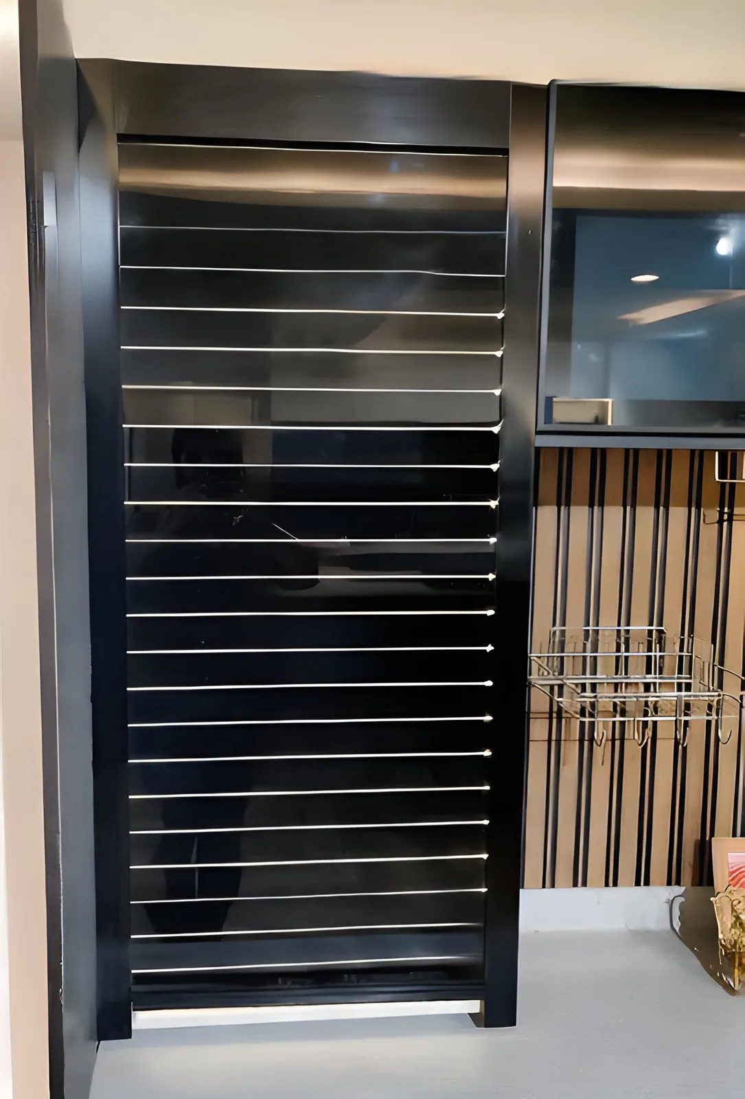 CAELEN Rolling Shutter — Glass Black